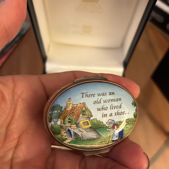 Halcyon Days Enamel Bonbonniere “The Old Woman Who Lived in a Shoe” - Picture 6 of 6